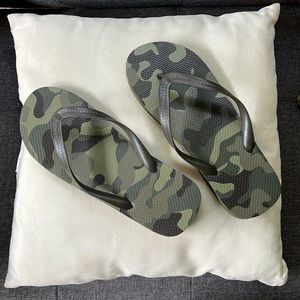 Men’s camouflage flip flops